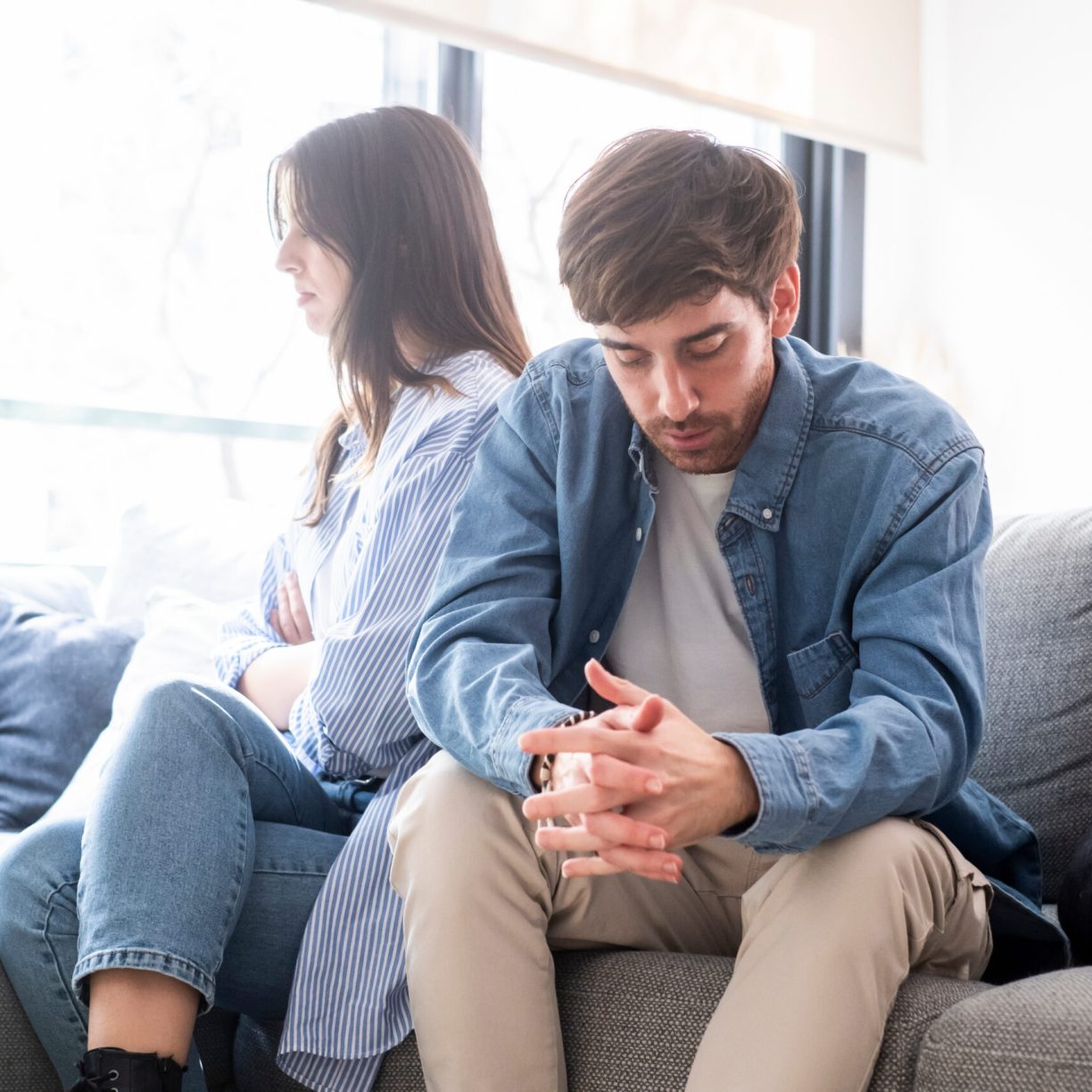 un couple entrain d'avoir un conflit d'infidélité